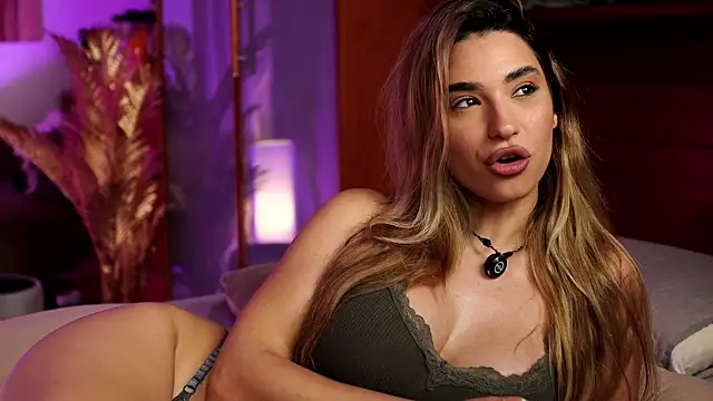 ItalianGirl online show from May 12, 8:15 pm