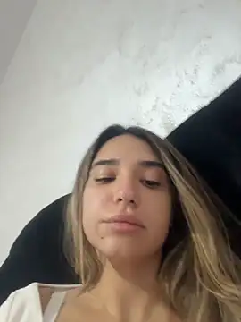 ItalianGirl online show from November 18, 8:45 pm