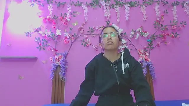 skinnysofia18 online show from February 7, 7:38 am