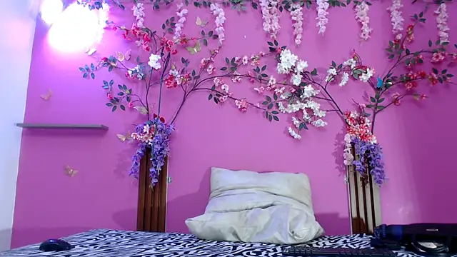 skinnysofia18 online show from May 13, 1:40 pm