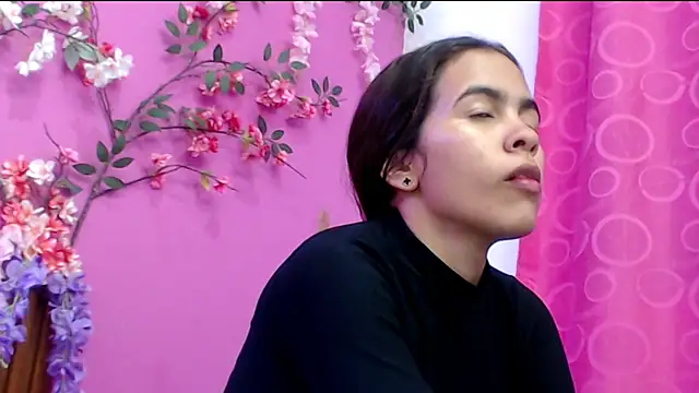Snapshot of skinnysofia18 chatting on October 13, 1:02 pm skinnysofia18 online show from October 13, 1:02 pm