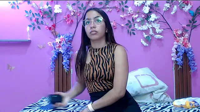 skinnysofia18 online show from January 9, 1:18 pm