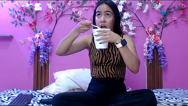 skinnysofia18 online show from January 18, 1:25 pm