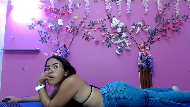 skinnysofia18 online show from April 8, 1:23 pm