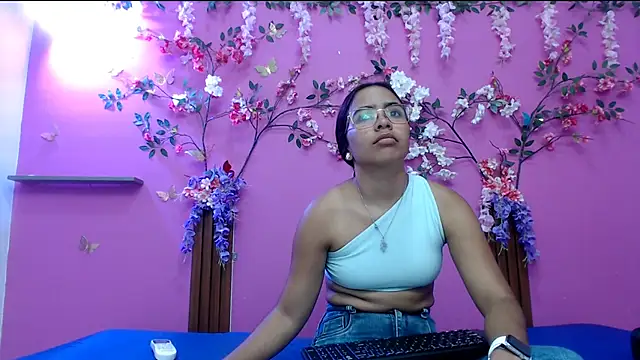 skinnysofia18 online show from April 13, 12:53 pm