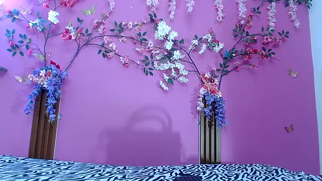 skinnysofia18 online show from May 15, 12:52 am