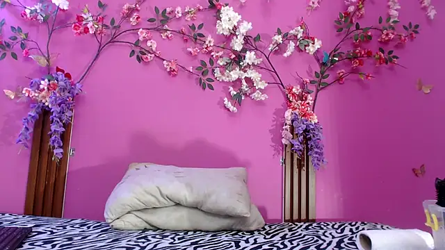 skinnysofia18 online show from May 11, 1:56 pm