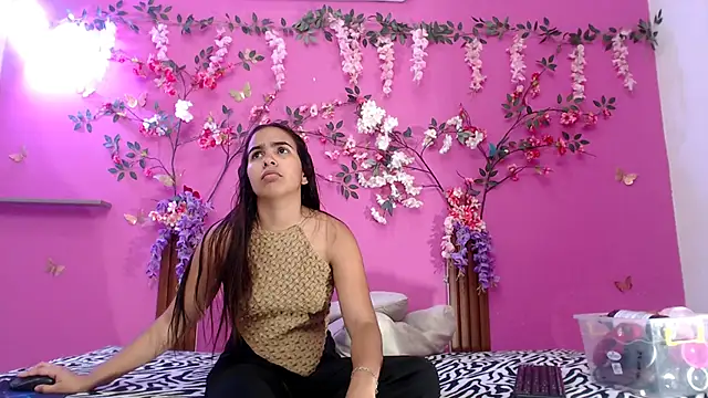 skinnysofia18 online show from May 17, 1:55 pm