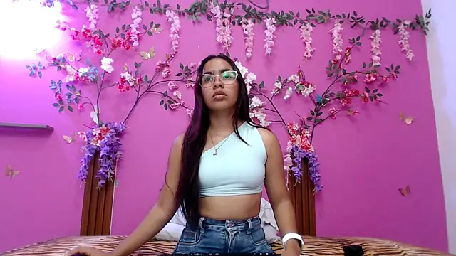 skinnysofia18 online show from March 18, 12:51 pm