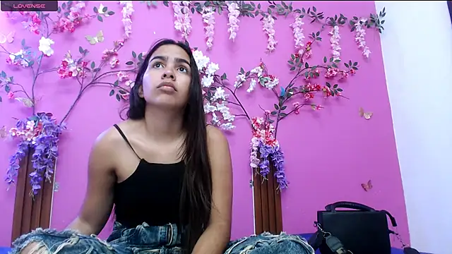 skinnysofia18 online show from June 19, 1:50 pm