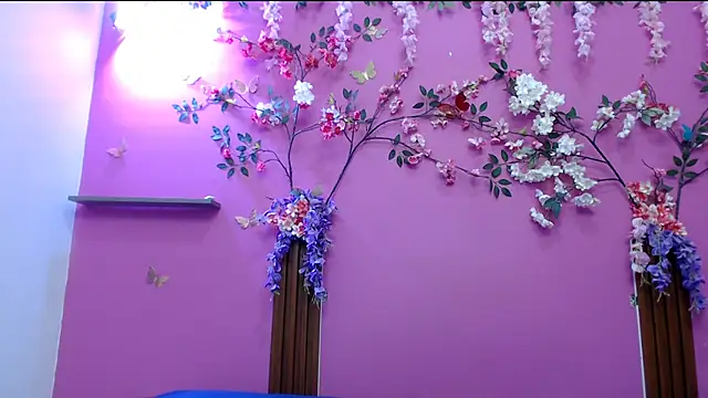 skinnysofia18 online show from April 3, 2:01 pm