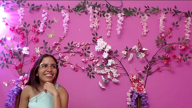 skinnysofia18 online show from December 3, 1:21 pm