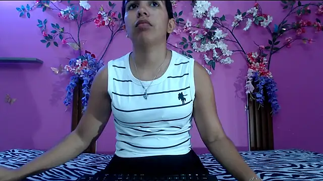 skinnysofia18 online show from May 25, 2:38 pm