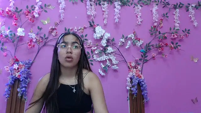 skinnysofia18 online show from February 14, 1:11 pm