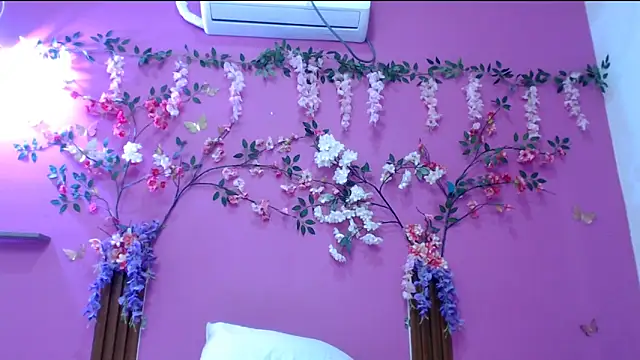 skinnysofia18 online show from March 11, 1:27 pm