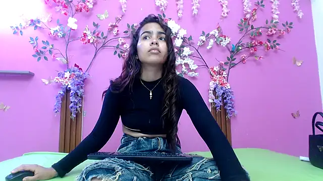 skinnysofia18 online show from May 5, 3:26 pm