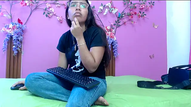 skinnysofia18 online show from April 23, 1:46 pm