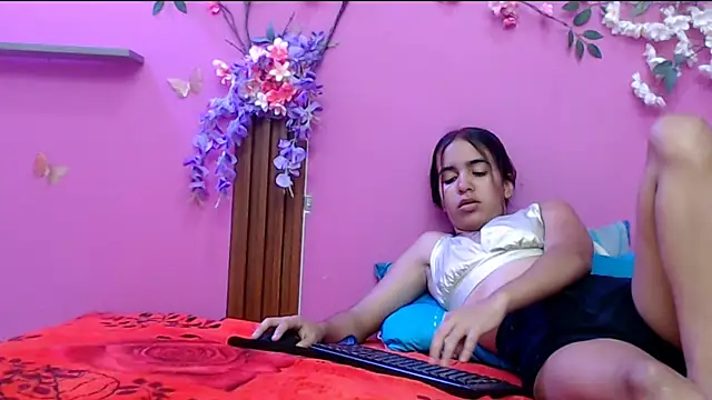 Snapshot of skinnysofia18 chatting on September 27, 1:39 pm skinnysofia18 online show from September 27, 1:39 pm