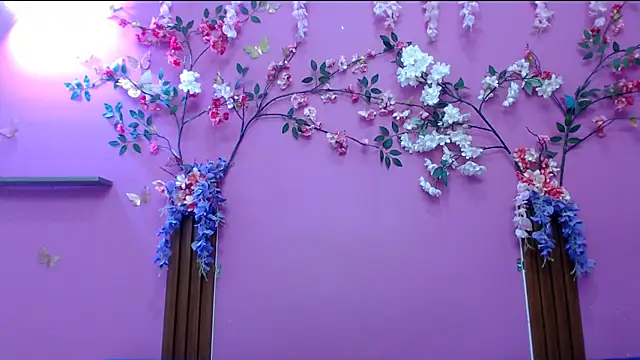 skinnysofia18 online show from March 8, 7:44 am