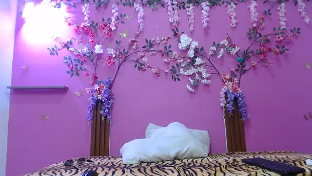 skinnysofia18 online show from February 5, 1:18 pm