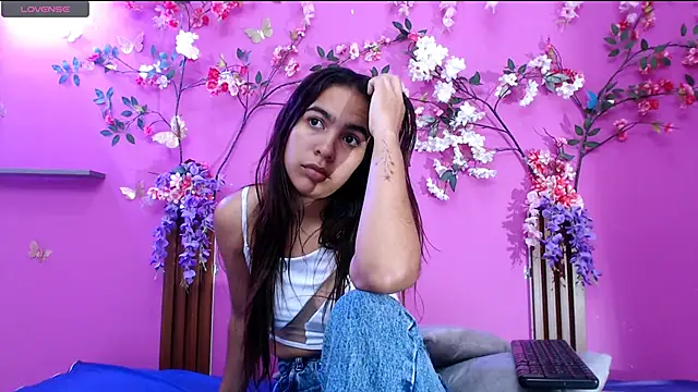 skinnysofia18 online show from June 26, 1:50 pm