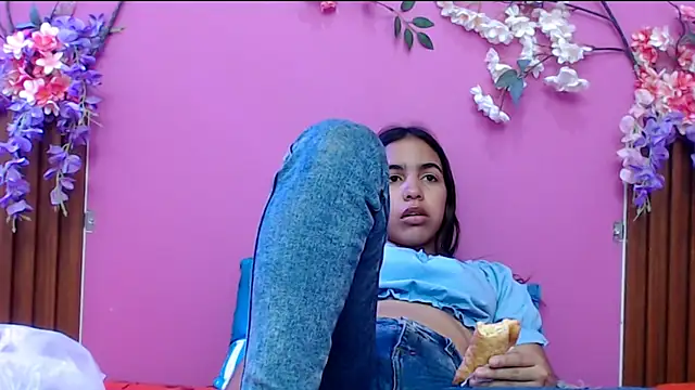 Snapshot of skinnysofia18 chatting on September 13, 1:11 pm skinnysofia18 online show from September 13, 1:11 pm