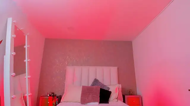 Snapshot of KaylieBrooks chatting on October 31, 6:37 pm KaylieBrooks online show from October 31, 6:37 pm