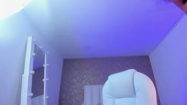 Snapshot of KaylieBrooks chatting on December 4, 7:24 pm KaylieBrooks online show from December 4, 7:24 pm