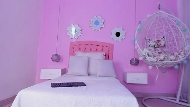 Snapshot of CannelaSmith chatting on November 30, 1:01 pm CannelaSmith online show from November 30, 1:01 pm