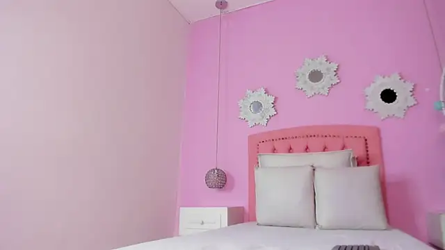 Snapshot of CannelaSmith chatting on November 6, 1:04 pm CannelaSmith online show from November 6, 1:04 pm