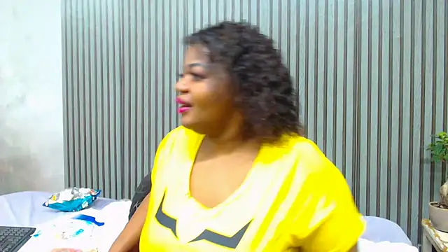 ROYALASS25 online show from May 8, 2:43 pm