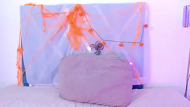 Snapshot of SophiaSalazar_ chatting on October 31, 1:19 pm SophiaSalazar online show from October 31, 1:19 pm