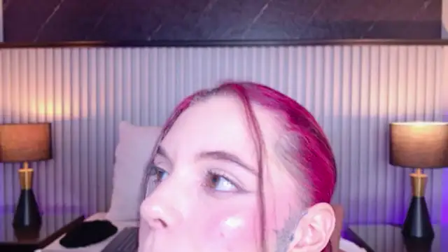 Snapshot of Meganreed_ chatting on July 8, 10:10 pm Meganreed online show from July 8, 10:10 pm