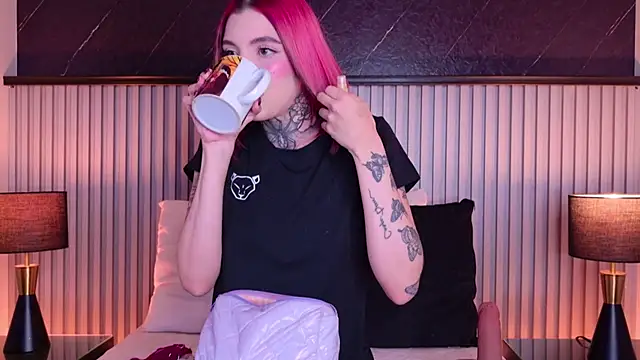 Snapshot of Meganreed_ chatting on July 18, 9:34 pm Meganreed online show from July 18, 9:34 pm