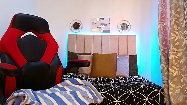Snapshot of Naomi_Redd chatting on September 10, 8:08 pm Naomi Redd online show from September 10, 8:08 pm