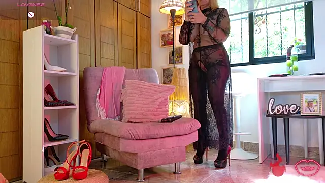 Snapshot of mrs_edha chatting on July 17, 2:14 pm mrs edha online show from July 17, 2:14 pm
