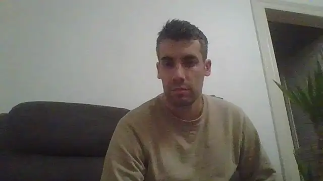 JulioIsHere4you online show from December 18, 10:46 pm