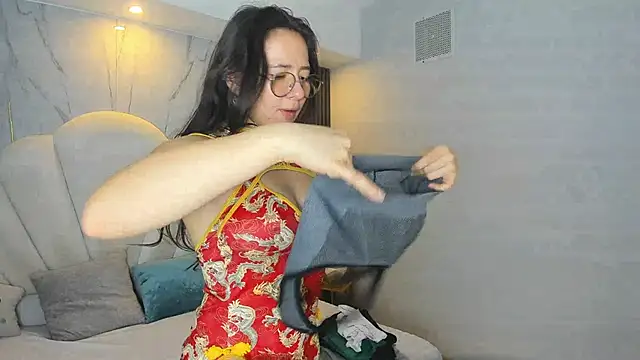 Snapshot of Bella_Sumers chatting on June 30, 3:34 pm Bella Sumers online show from June 30, 3:34 pm