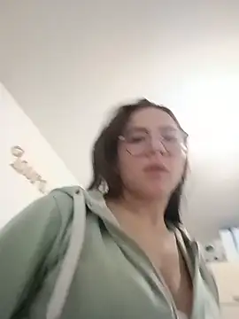 Bella Sumers online show from May 18, 2:01 am