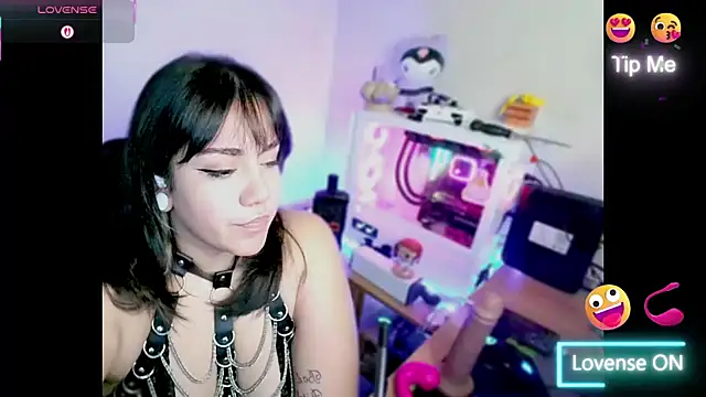 Snapshot of PinkDenial chatting on November 13, 12:36 am PinkDenial online show from November 13, 12:36 am