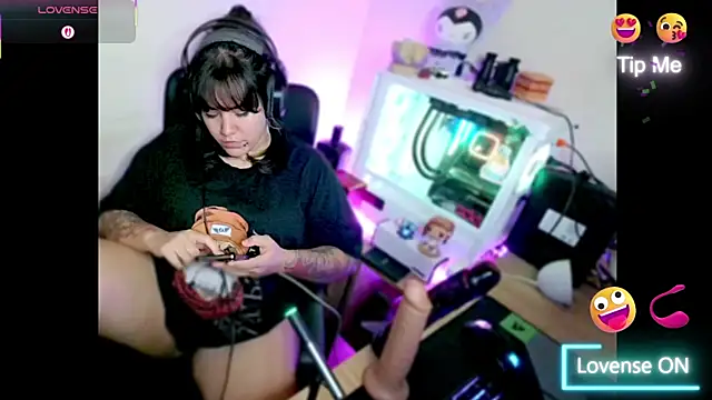 Snapshot of PinkDenial chatting on December 4, 4:33 am PinkDenial online show from December 4, 4:33 am