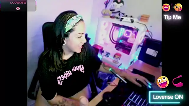 Snapshot of PinkDenial chatting on November 5, 3:42 am PinkDenial online show from November 5, 3:42 am