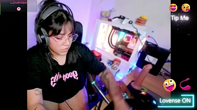 Snapshot of PinkDenial chatting on November 28, 3:07 am PinkDenial online show from November 28, 3:07 am