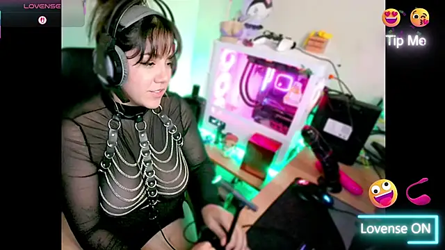 Snapshot of PinkDenial chatting on November 25, 1:17 am PinkDenial online show from November 25, 1:17 am