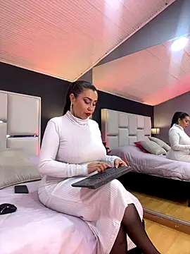 Snapshot of Samantha_Milf__ chatting on October 12, 11:11 am Samantha Milf online show from October 12, 11:11 am