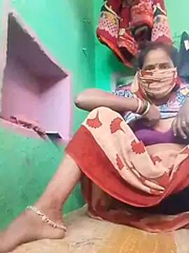 Snapshot of CUTE-004 chatting on November 7, 6:29 am CUTE-004 online show from November 7, 6:29 am