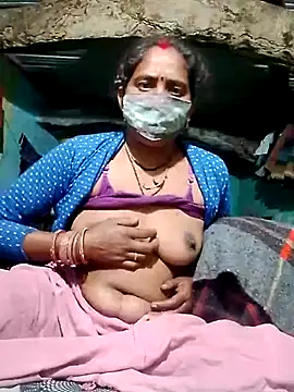 Snapshot of CUTE-004 chatting on November 29, 3:23 pm CUTE-004 online show from November 29, 3:23 pm