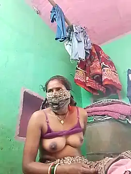 Snapshot of CUTE-004 chatting on November 6, 7:23 am CUTE-004 online show from November 6, 7:23 am