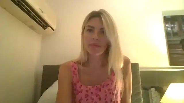 Snapshot of Liliwii1 chatting on October 30, 8:28 pm Liliwii1 online show from October 30, 8:28 pm