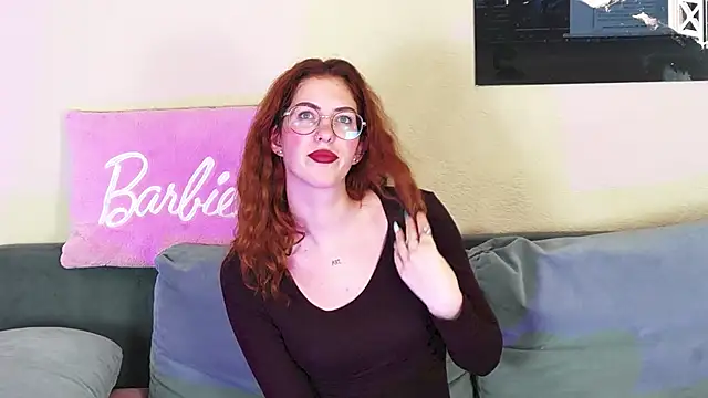 Snapshot of CaitlinMoon chatting on October 9, 3:07 am CaitlinMoon online show from October 9, 3:07 am